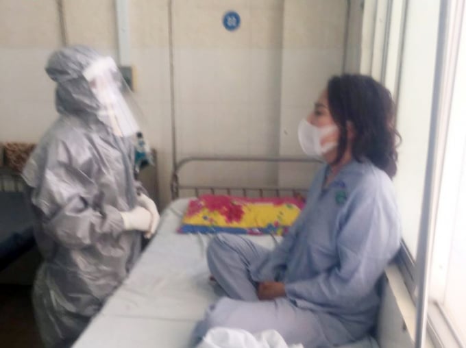 BS Võ Ngọc Anh Thơ (Bệnh viện Chợ Rẫy) mặc đồ bảo hộ thăm khám bệnh nhân tại phòng cách ly trên địa bàn tỉnh Bình Thuận. Ảnh: BVCC.