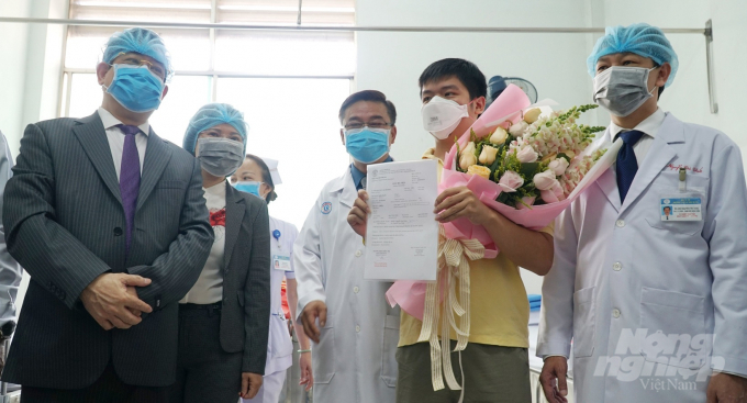TS.BS Lê Quốc Hùng cùng lãnh đạo Bộ Y tế, lãnh đạo Bệnh viện Chợ Rẫy chúc mừng bệnh nhân đầu tiên nhiễm Covid-19 tại Việt Nam điều trị khỏi bệnh.  Ảnh: Nguyễn Thủy