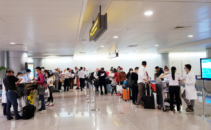 Kiểm soát hành khách nhập cảnh tại sân bay quốc tế Tân Sơn Nhất. Ảnh: H.Tâm.