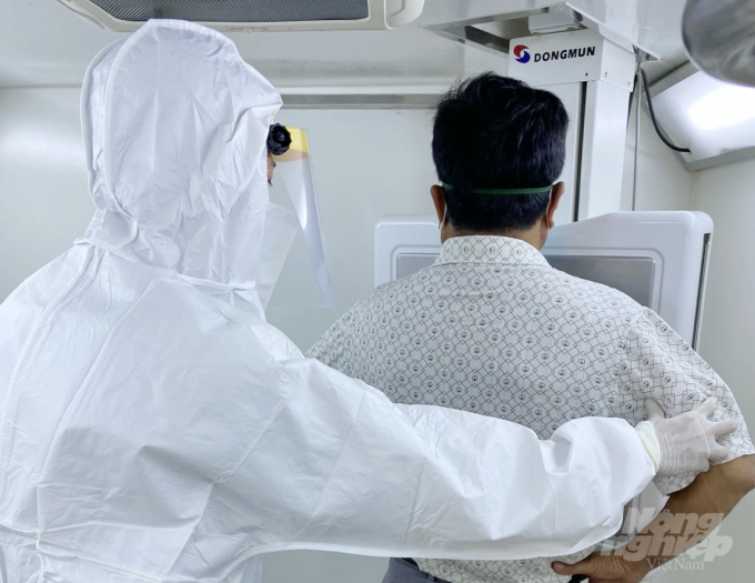 Chụp X-quang phổi trường hợp nghi nhiễm COVID-19. Ảnh: Nguyễn Thủy.