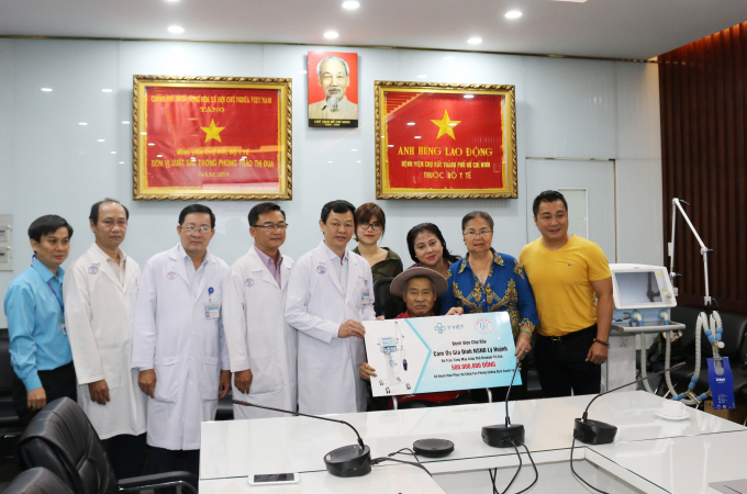 Gia đình NSND Lý Huỳnh - Lý Hùng tặng máy thở Bệnh viện Chợ Rẫy trị giá 500 triệu đồng. Ảnh: Bệnh viện cung cấp.
