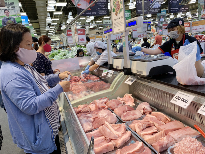 Người dân TP.HCM lựa chọn thực phẩm tại hệ thống siêu thị hiện đại. Ảnh: Nguyễn Thủy.