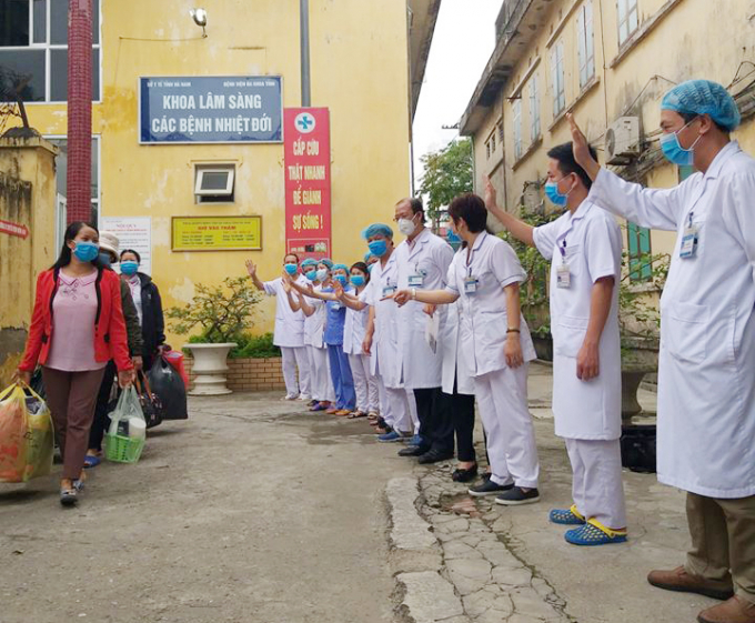 Các bác sĩ Bệnh viện Đa khoa tỉnh Hà Nam chúc mừng 3 bệnh nhân được công bố khỏi bệnh sau thời gian điều trị tại đây. Ảnh: Bộ Y tế.