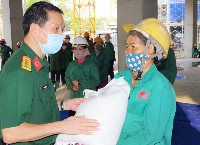 Đại tá Trần Quốc Việt, Bí thư Đảng ủy, Phó Giám đốc Bệnh viện đã trao quà cho công nhân. Ảnh: Văn Chính.