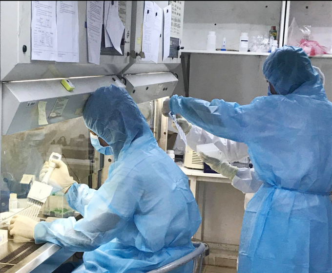 Bác sĩ Viện Pasteur TP.HCM đang thực hiện xét nghiệm virus SARS-CoV-2. Ảnh: Đ.Hạnh.