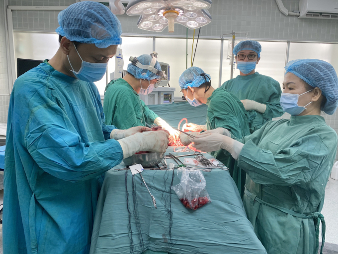 Cuộc đại phẫu diễn ra trong 4 giờ đồng hồ của 2 chuyên khoa thuộc BV Chợ Rẫy. Ảnh: Bệnh viện cung cấp.