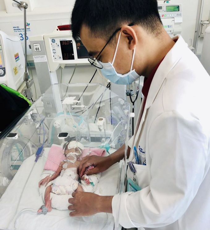 Bác sĩ Nguyễn Thành Nam đang thăm khám cho bệnh nhi. Ảnh: Bệnh viện cung cấp.