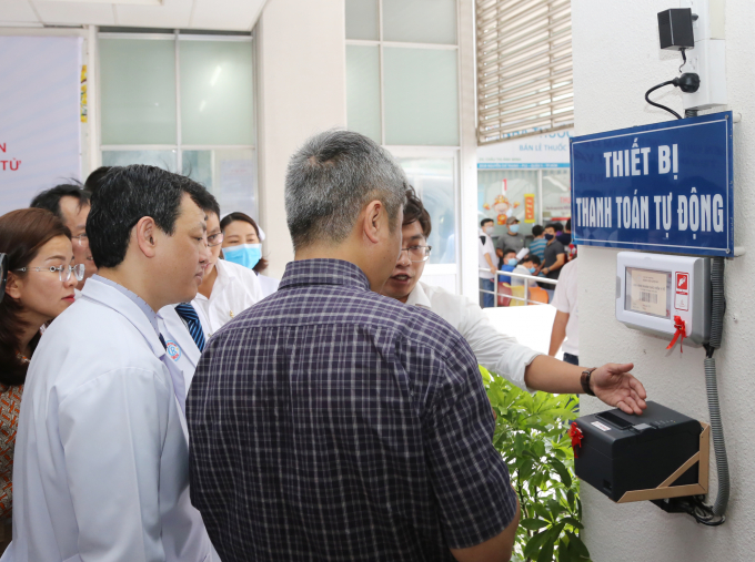 Thứ trưởng Bộ Y tế Nguyễn Trường Sơn (áo kẻ) thăm quan việc ứng dụng thẻ khám bệnh tại Bệnh viện Chợ Rẫy. Ảnh: Bệnh viện cung cấp.