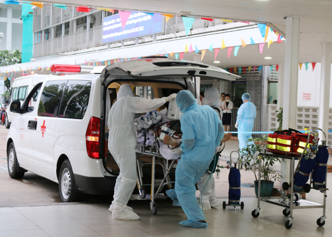 17h40 ngày 22/5, 'bệnh nhân 91' được chuyển tới Bệnh viện Chợ Rẫy. Ảnh: Bệnh viện cung cấp.
