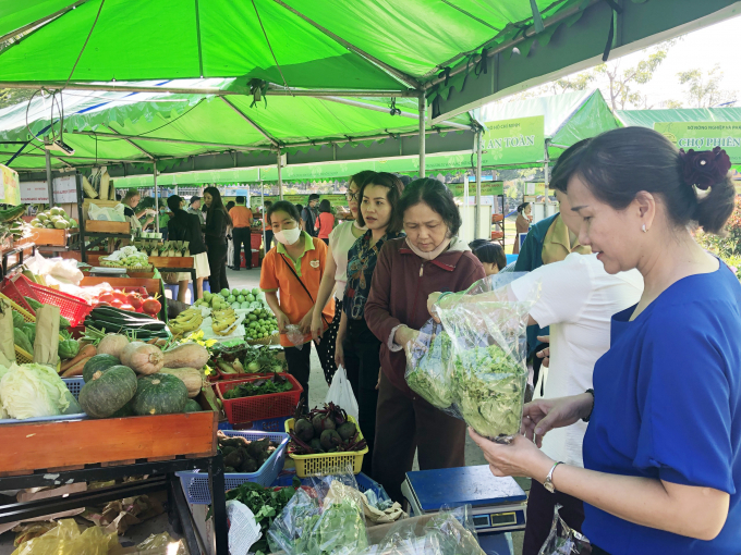 Chợ phiên nông sản an toàn tại quận Tân Phú diễn ra sáng 5/6 thu hút nhiều người dân địa phương đến tham quan, mua sắm. Ảnh: T.H.