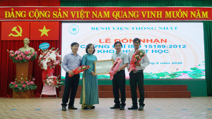 PGS-TS-BS Lê Đình Thanh, Giám đốc Bệnh viện Thống Nhất đón nhận chứng chỉ ISO 15189:2012 của Khoa Huyết học. Ảnh: Nguyễn Thủy.