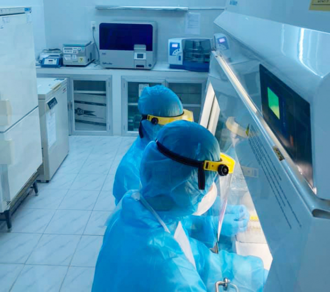 Thực hiện xét nghiệm virus SARS-CoV-2 tại Viện Pasteur TP.HCM. Ảnh: Đ.Hạnh.