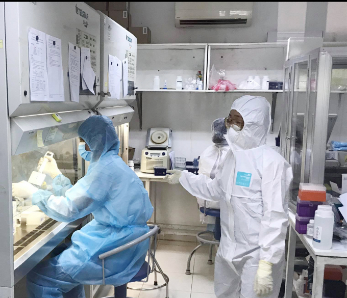 Các mẫu bệnh phẩm được gửi tới Viện Pasteur TP.HCM làm xét nghiệm virus SARS-CoV-2. Ảnh: Đ.Hạnh.