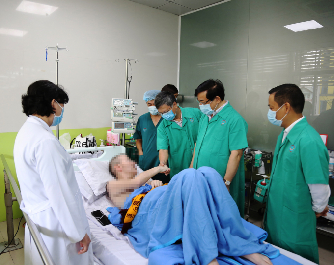 Bệnh nhân bắt tay GS.TS Nguyễn Gia Bình - chủ tịch Hội Hồi sức cấp cứu và chống độc Việt Nam. Ảnh: BVCC.