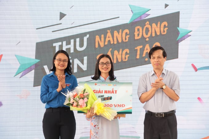 Trường THPT Trần Văn Giàu (Bình Thạnh) được trao Giải Nhất Hội thi 'Thư viện Năng động – Sáng tạo' năm học 2019 - 2020. Ảnh: Ban tổ chức.