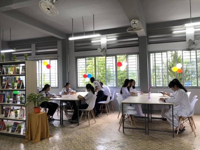 Không gian thư viện trường THPT Bình Phú (Quận 6) sau khi được chỉnh trang. Ảnh: Ban Tổ chức.