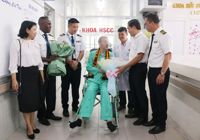 Đại diện Đoàn bay 919 (cơ quan chủ quản của nam phi công người Anh) đến chúc mừng 'bệnh nhân 91' xuất viện. Ảnh: Bệnh viện Chợ Rẫy cung cấp.