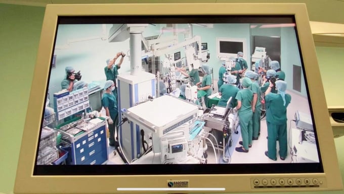 Ca phẫu thuật được truyền hình trực tiếp ra phòng báo chí cho các phóng viên tác nghiệp bên ngoài. Ảnh: Bệnh viện cung cấp.