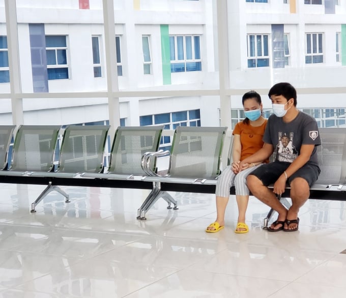 Mẹ cha đang nóng lòng chờ đón hai con phía ngoài phòng phẫu thuật. Ảnh: Bệnh viện cung cấp.