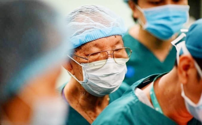Giáo sư Trần Đông A - người được Sách Kỷ lục Guinness ghi danh sau ca mổ hai bé song sinh dính nhau Việt - Đức năm 1988 - trực tiếp theo dõi diễn tiến ca phẫu thuật. Ảnh: Bệnh viện cung cấp.
