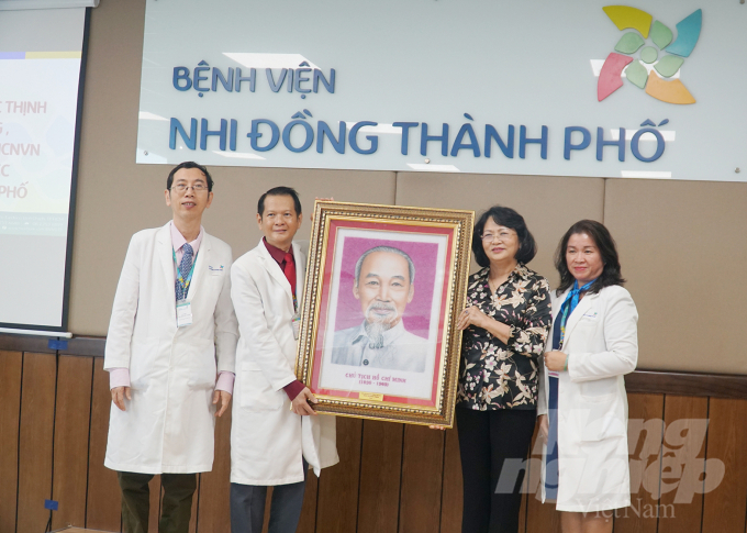 Phó Chủ tịch nước Đặng Thị Ngọc Thịnh tặng tranh Bác Hồ cho Bệnh viện Nhi đồng Thành phố. Ảnh: Nguyễn Thủy.