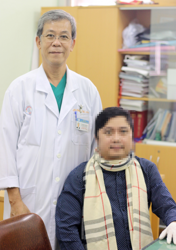 TS.BS Phạm Hữu Thiện Chí chụp hình cùng bệnh nhân N.M.H sau 1 tuần ghép gan. Ảnh: Bệnh viện cung cấp.
