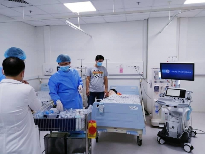 Các bác sĩ Bệnh viện Nhi đồng 1 tích cực cứu chữa cho bệnh nhi. Ảnh: Huỳnh Văn Hoàng.