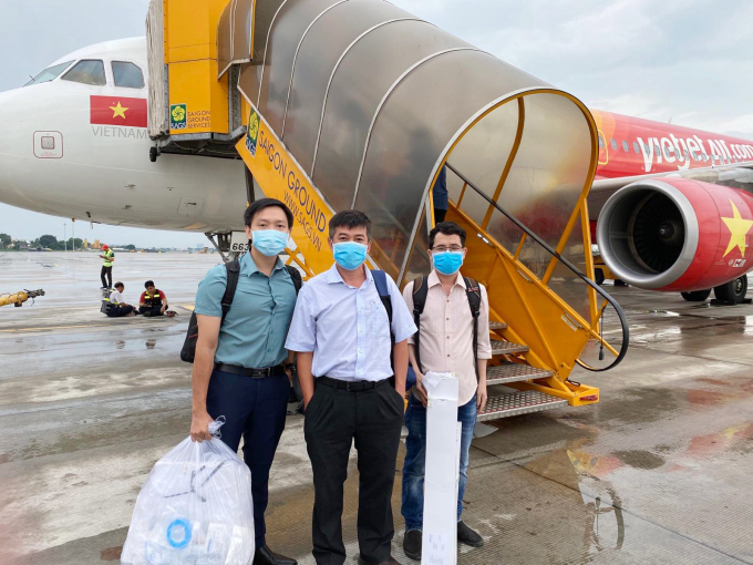 Bác sĩ Trần Thanh Linh, Phó khoa Hồi sức tích cực Bệnh viện Chợ Rẫy (ở giữa) cùng hai đồng nghiệp lên đường chi viện Đà Nẵng điều trị bệnh nhân nghi nhiễm COVID-19. Ảnh: Bệnh viện cung cấp.