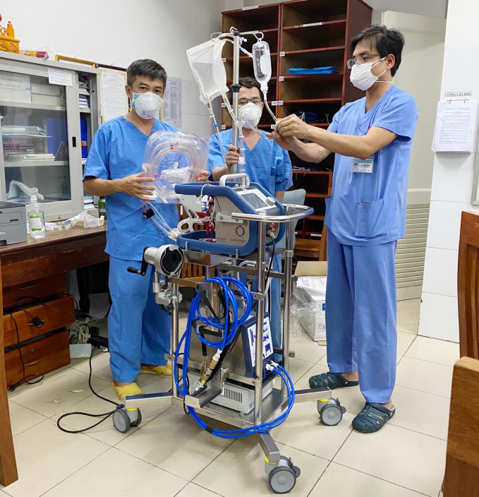 Các bác sĩ Bệnh viện Chợ Rẫy chuẩn bị sẵn phương án ECMO nếu bệnh nhân nghi nhiễm Covid-19 tại Đà Nẵng diễn tiến nặng. Ảnh: Bệnh viện cung cấp.