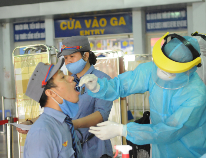 Lấy mẫu xét nghiệm virus SARS-CoV-2 tại Ga Sài Gòn. Ảnh: Linh Linh.
