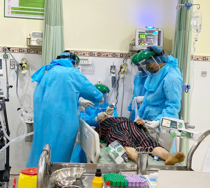 BS CKII Trần Thanh Linh, Đội trưởng đội phản ứng nhanh số 1 (Phó khoa Hồi sức cấp cứu, Bệnh viện Chợ Rẫy) cùng các đồng nghiệp tiến hành cấp cứu bệnh nhân nặng trong đêm. Ảnh: Bệnh viện cung cấp.