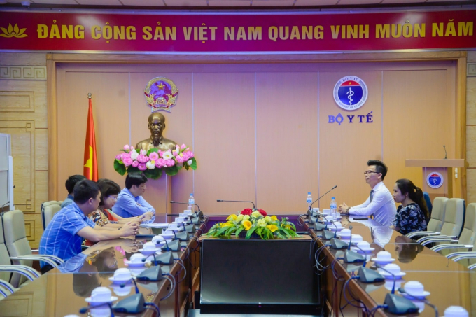 Tại Bộ Y tế sáng 31/7, đại diện Tập đoàn hỗ trợ Bệnh viện C Đà Nẵng 3 tỷ đồng. Ảnh: Bộ Y tế.