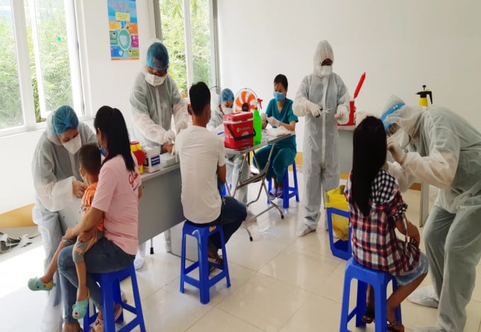 Bắt đầu từ 27/7, Trung tâm Y tế Quận 8 (TP.HCM) thực hiện lấy mẫu xét nghiệm giám sát Covid-19 các trường hợp rời Đà Nẵng từ ngày 1/7 đang sinh sống trên địa bàn Quận 8. Ảnh: HCDC.