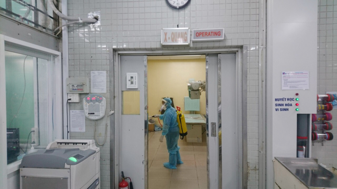 Bệnh viện Chợ Rẫy tiến hành khử trùng các khoa, phòng nơi bệnh nhân 449, 450 mắc Covid-19 từng đi qua. Ảnh: Bệnh viện cung cấp.