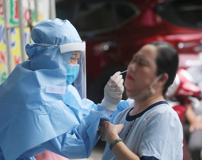 Lấy mẫu xét nghiệm virus SARS-CoV-2 người dân tại TP Đà Nẵng. Ảnh: Minh Thùy.
