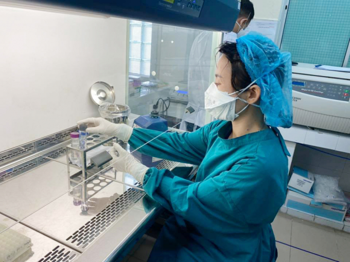 Lấy mẫu xét nghiệm virus SARS-CoV-2 tại Bệnh viện Phổi Đà Nẵng - Ảnh: N.T.K.