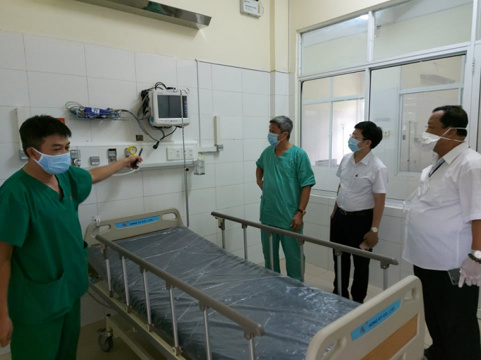 Thứ trưởng Bộ y tế Nguyễn Trường Sơn kiểm tra công tác chuẩn bị lắp đặt thiết bị y tế để đón bệnh nhân nặng từ Bệnh viện Đà Nẵng về Bệnh viện Phổi Đà Nẵng. Ảnh: Anh Văn. 