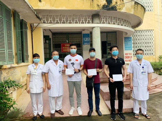 Ba bệnh nhân được Bệnh viện đa khoa tỉnh Nam Định công bố khỏi bệnh sáng nay (7/8). Ảnh: Bộ Y tế.