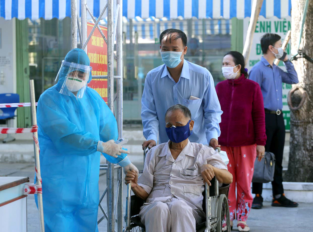 Nhân viên y tế sàng lọc người bệnh đến khám tại Bệnh viện C Đà Nẵng sau ngày đầu hoạt động trở lại. Trước đó, bệnh viện bị phong tỏa do có nhiều ca mắc Covid-19 tại đây. Ảnh: Anh Thùy.