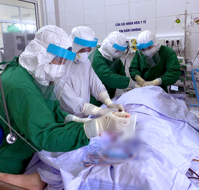 Bác sĩ Trần Thanh Linh (Bệnh viện Chợ Rẫy) cùng các động nghiệp thực hiện đặt ECMO cho bệnh nhân Covid-19 tại BV Lao - Phổi Đà Nẵng. Ảnh: Bệnh viện cung cấp.