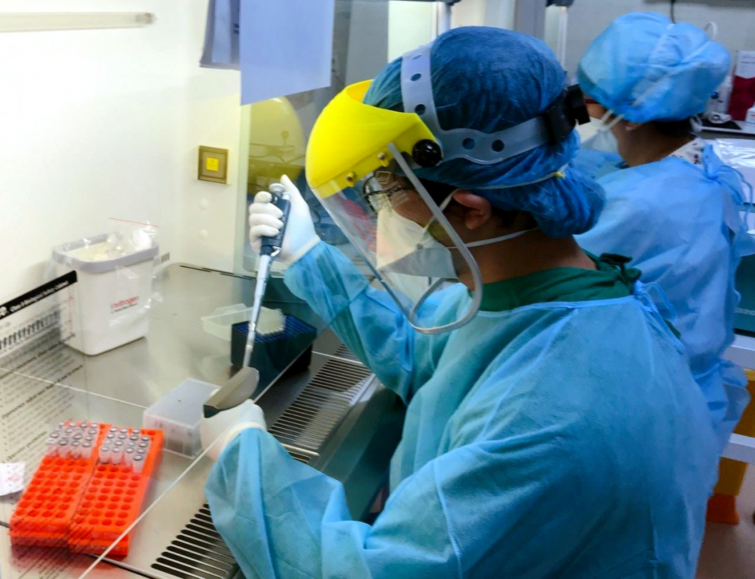 Bác sĩ Bệnh viện Nhi đồng Thành phố (TP.HCM) thực hiện xét nghiệm virus SARS-CoV-2.