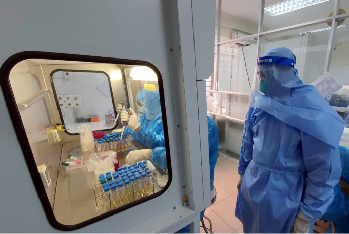 Truy tìm virus SARS-CoV-2 tại Trung tâm Kiểm soát bệnh tật Đà Nẵng. Ảnh: Tuấn Dũng.
