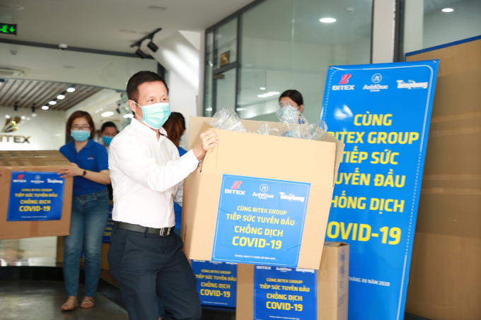 Ông Nguyễn Xuân Dũng, Chủ tịch HĐQT Tập đoàn Bitex cùng các nhân viên chuyển trang phục bảo hộ 'Tiếp sức tuyến đầu chống dịch Covid-19'.