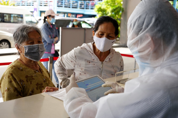 Bệnh viện Gia Định (TP.HCM) hỗ trợ người lớn tuổi khai báo y tế điện tử.