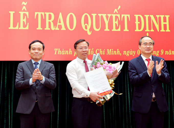 Ông Huỳnh Khắc Điệp (giữa) giữ chức Chánh văn phòng Thành ủy TP.HCM. Ảnh: Việt Dũng.