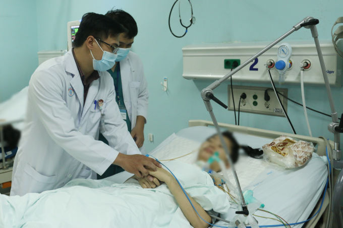 Bệnh nhân N.T.T đang phải thở máy tại Bệnh viện Đa Khoa Đồng Nai.