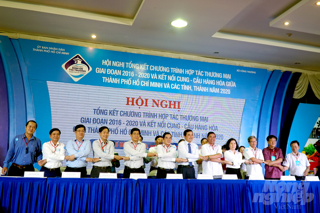 Sở Công thương TP.HCM ký kết hợp tác cung - cầu hàng hóa với Sở Công thương các tỉnh, thành. Ảnh: Nguyễn Thủy.