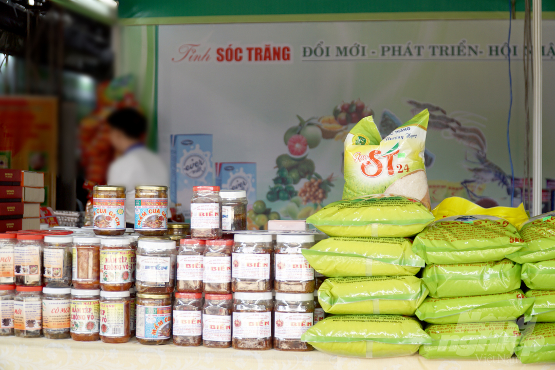 Gạo ST24 của Tỉnh Sóc Trăng là một trong những sản phẩm được nhiều người tiêu dùng TP.HCM lựa chọn. Ảnh: Nguyễn Thủy.