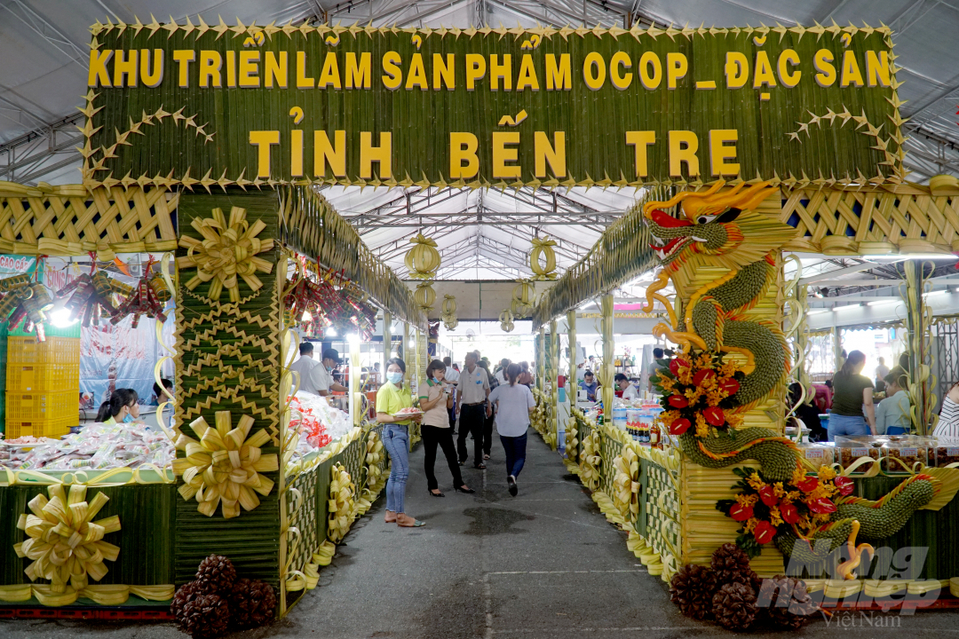 Khu triển lãm sản phẩm OCOP và đặc sản Bến Tre trong khuôn khổ Chương trình kết nối cung cầu TP.HCM và các tỉnh thành 2020 diễn ra từ ngày 24-27/9 tại Nhà thi đấu Thể dục Thể Thao Phú Thọ (quận 11, TP.HCM). Ảnh: Nguyễn Thủy.