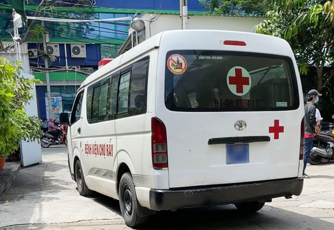 Trưa 25/9, xe Bệnh viện Chợ Rẫy hỗ trợ đưa nạn nhân về quê với gia đình. Ảnh: Bệnh viện cung cấp.